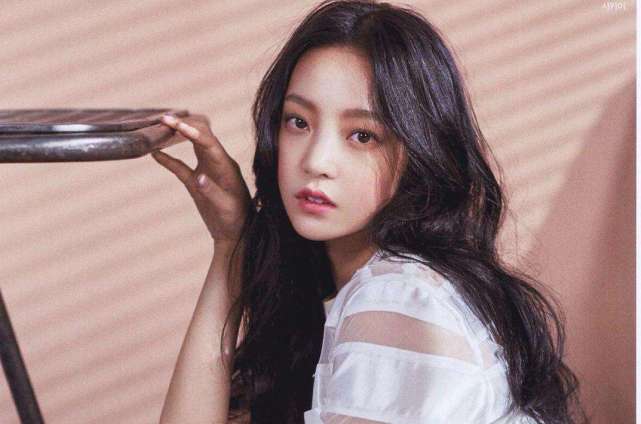 具荷拉去世15天，哥哥晒其童年照：我们荷拉小时候也很漂亮，想你