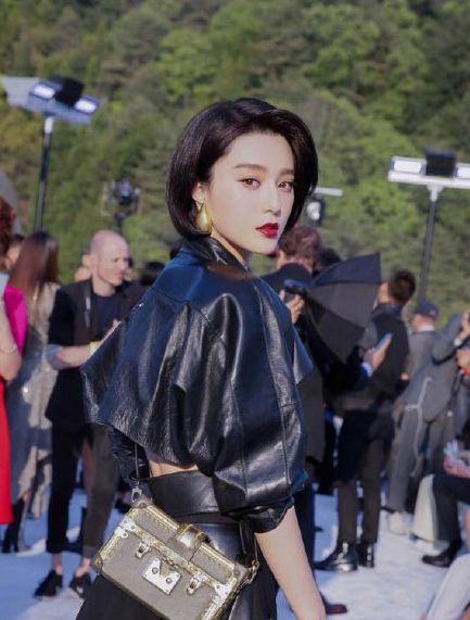 久违的范冰冰出席活动，利落短发造型亮了，是你心目中的范爷吗？