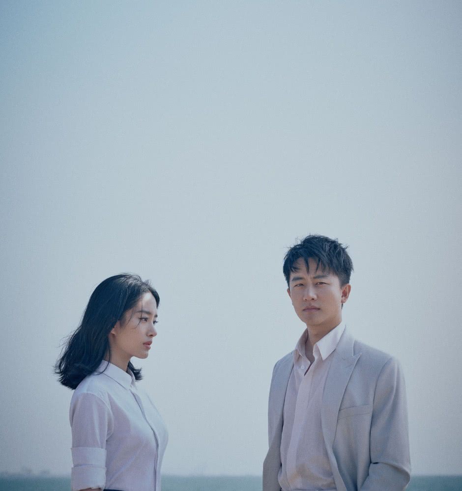 美女杨采钰白衬衫条纹背带裙亮相,气质干净纯粹