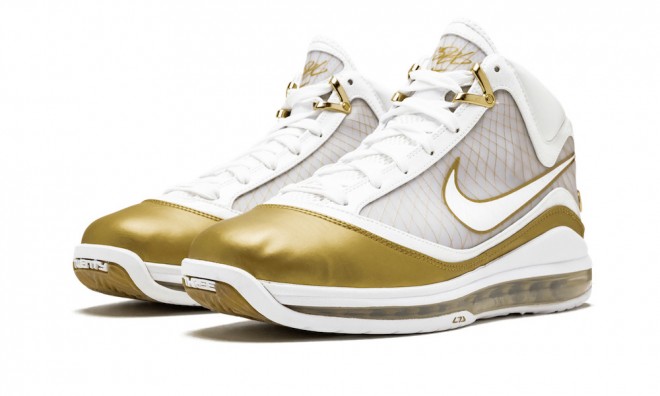 Nike LeBron 7 中秋配色即将复刻