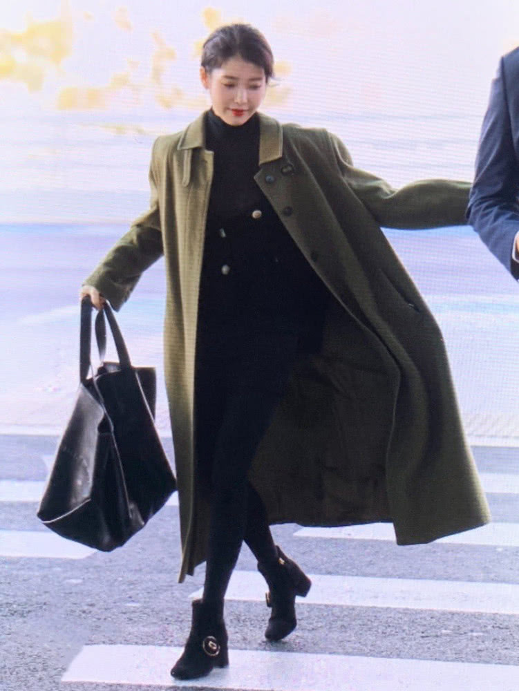 IU李知恩私服太酷，灰绿色大衣搭短靴展现绝佳曼妙身材