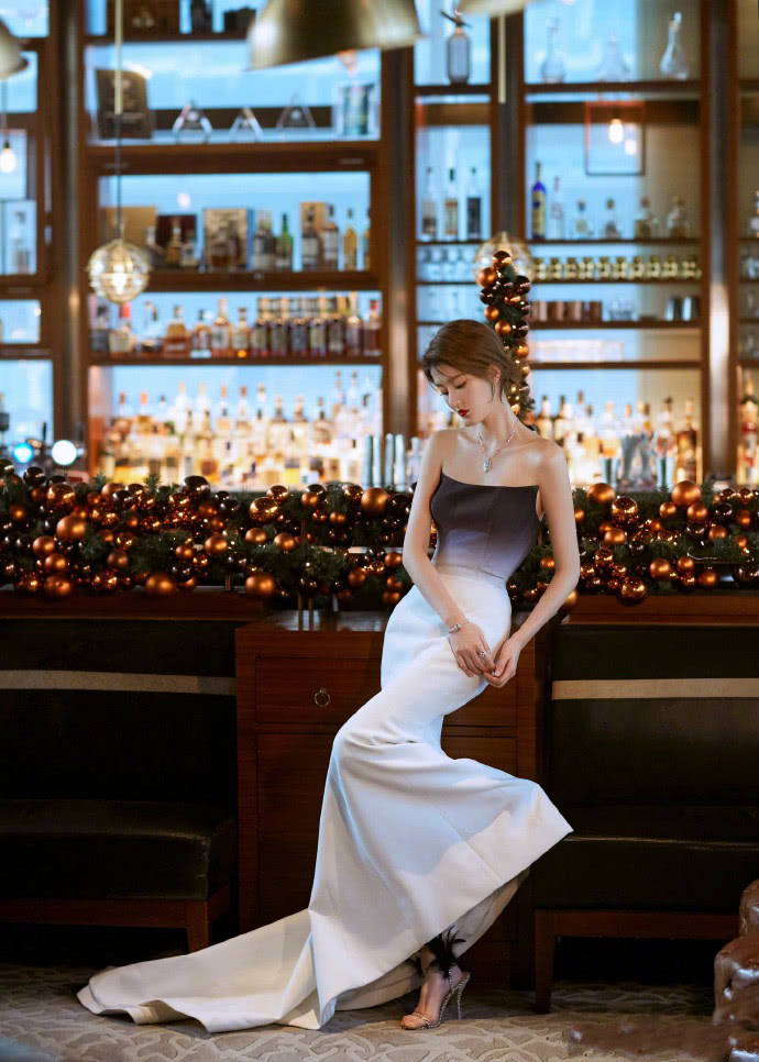 美女乔欣腰臀曲线引热议,蜕变名媛只用了一条渐变裙