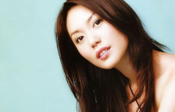 她是最美牡丹仙子,嫁大10岁外籍老公,如今46岁依然肤若凝脂