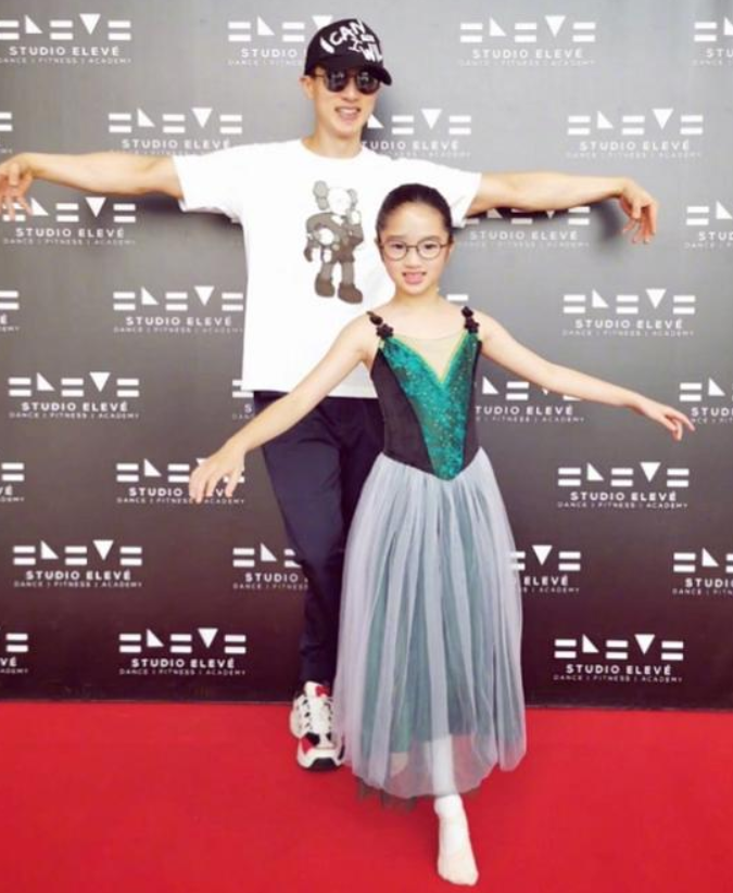 吴尊女儿被称失控式长大,9岁就有超模身材,空中芭蕾A翻全场
