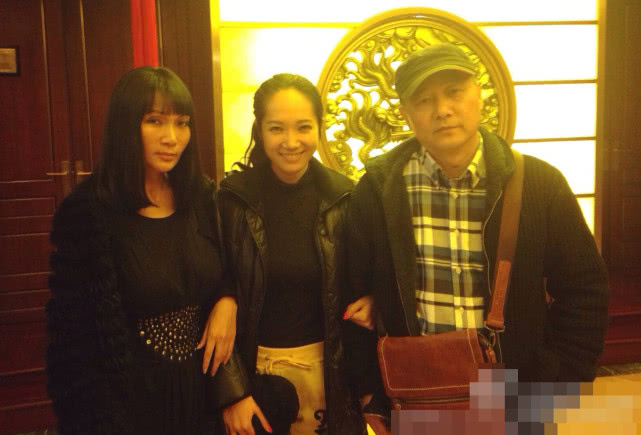 女儿宣布张咪抗癌成功已经升级做外婆，晒祖孙合影自曝悄悄完婚