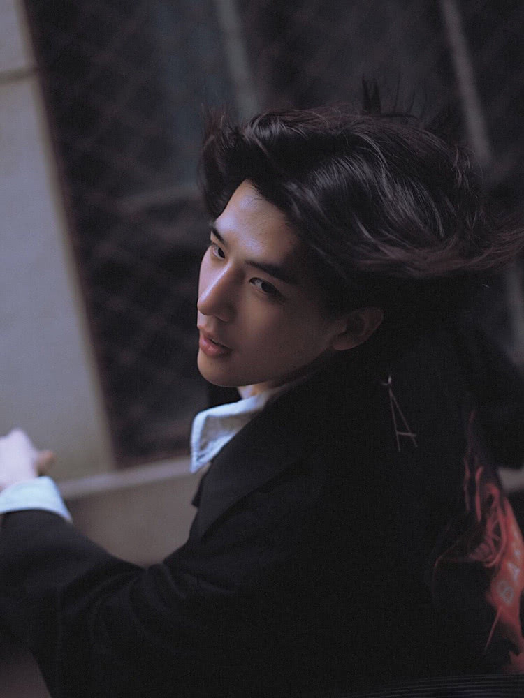 《梦回大清》十三阿哥王安宇换下古装造型,穿搭风格很日系