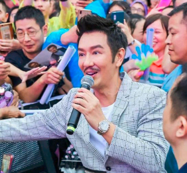 50岁陈浩民整容失败？近照双眼肿胀眼皮变宽，网友：活像男芭比