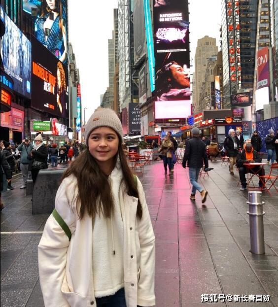 原央视主持人姜丰12岁混血女儿近照曝光，清纯文静十分可爱