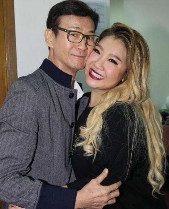 72岁郑少秋罕现身，精壮不输少年人！对身旁女生甜言蜜语超会撩