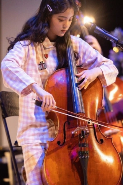 欧阳娜娜穿“睡衣加棉拖”出席圣诞派对，居家打扮，网友：潇洒又开放