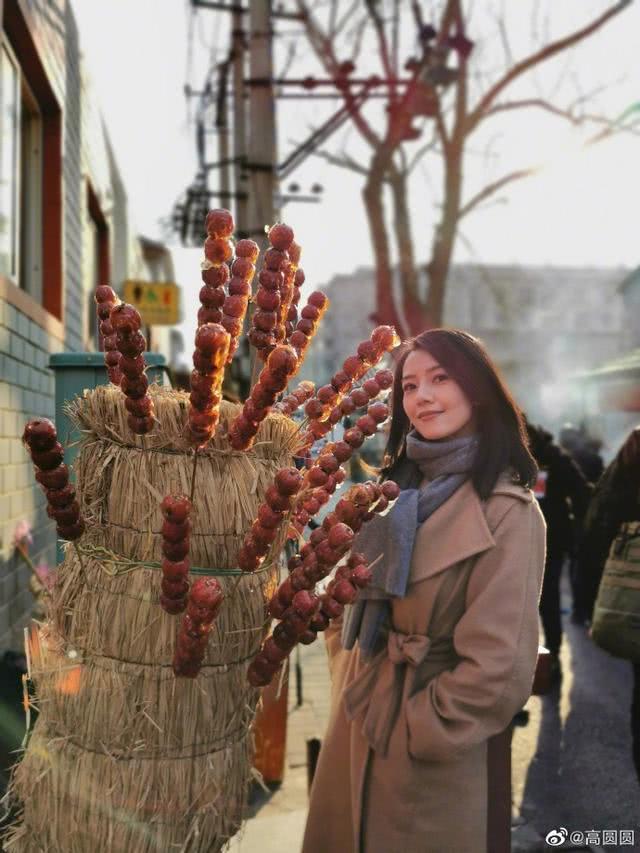 高圆圆晒照穿风衣清纯气质尽显,腿粗胯宽完全看不出来!