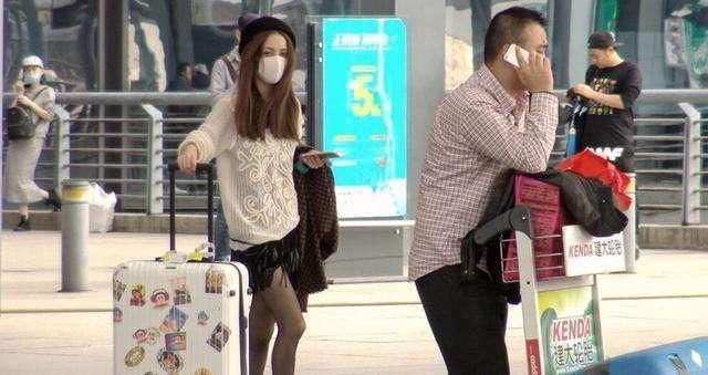 以为自己很红 全副武装 但根本没有粉丝来接机 真是大写的尴尬