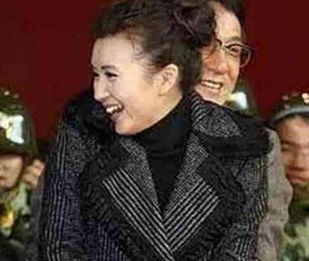 成龙怀里6位女明星,陈好最美,最后一位网友表示:扎心了!