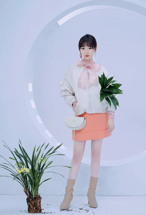 毛晓彤穿短外套扎蝴蝶结，依旧少女感十足