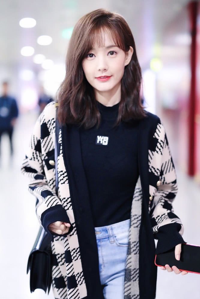 李一桐机场街拍好美，穿针织开衫优雅高级，不愧剧剧都是女主角