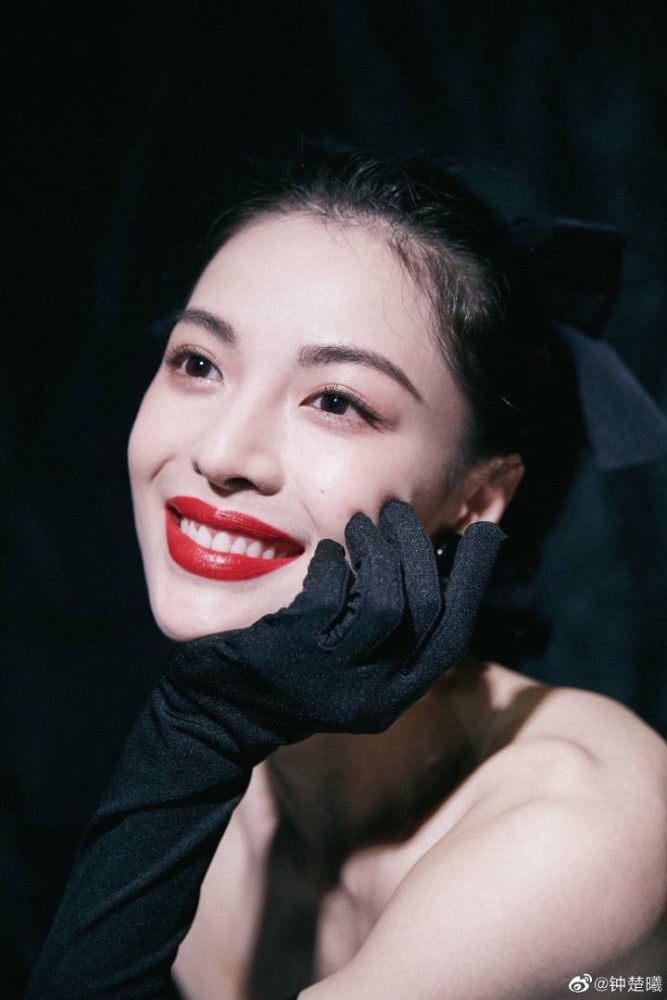 美女钟楚曦终于少女一回了！波点裙蝴蝶结发夹优雅更有女人味