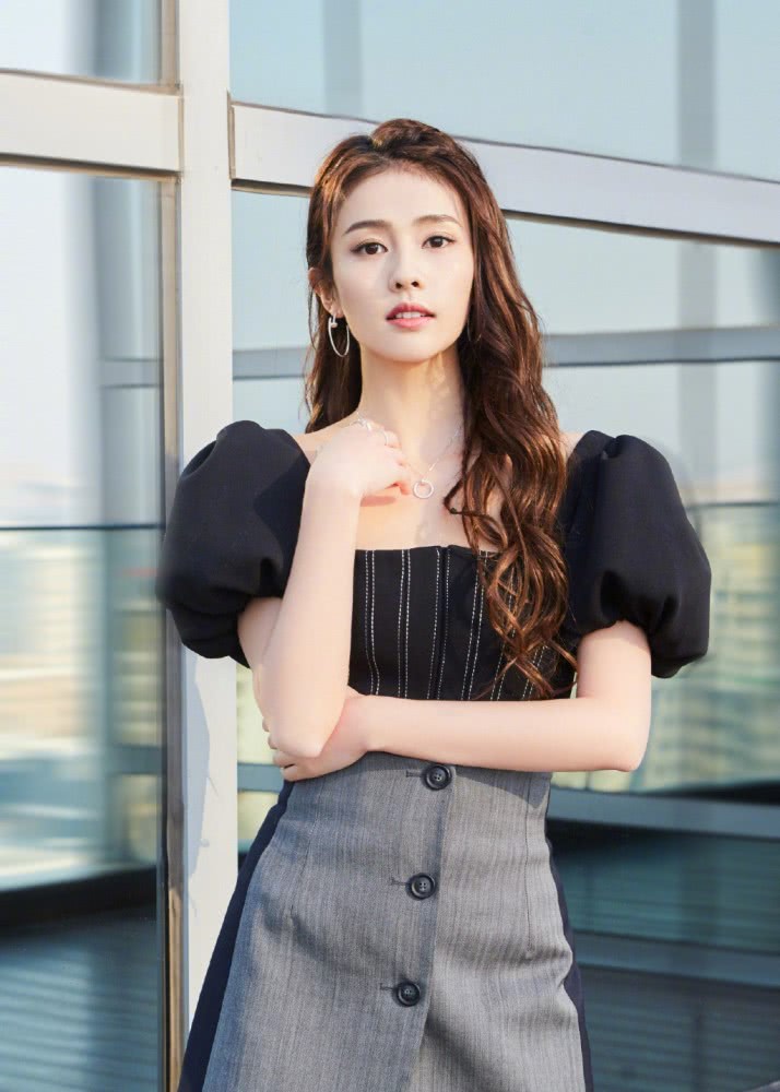 美女白鹿橘色毛绒外套配运动裤,毛拖鞋太可爱