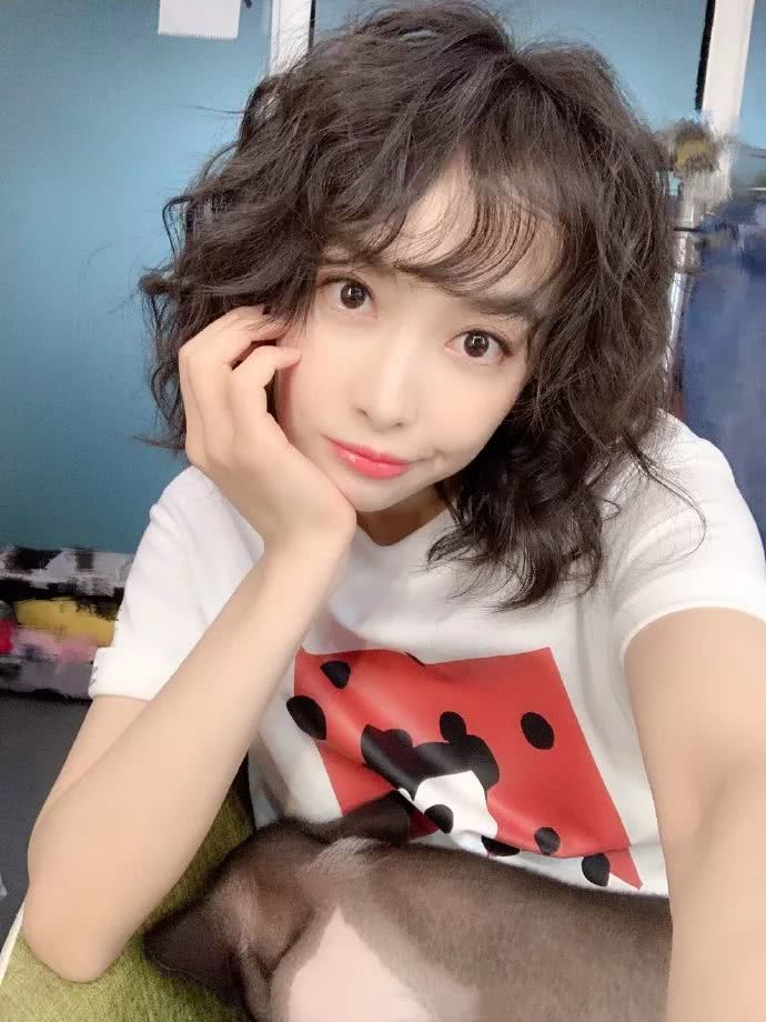 美女宋茜全身造型都是香奈儿,穿双厚底高跟鞋时尚感爆棚