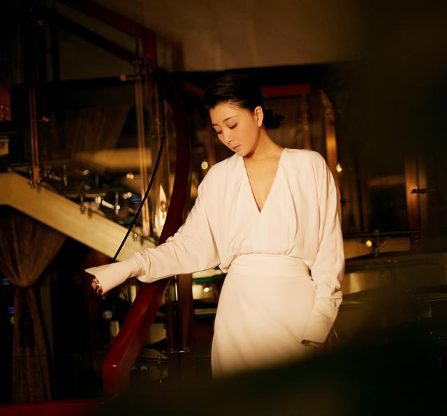 殷桃真是个丰腴美人，穿上乳白液体裙温婉动人，一抹粉唇太过撩人