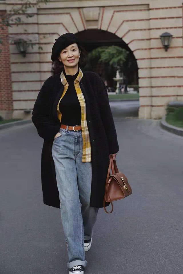50岁女人要记住,毛呢外套回避大妈穿法,用绳子这样扣洋气还显瘦