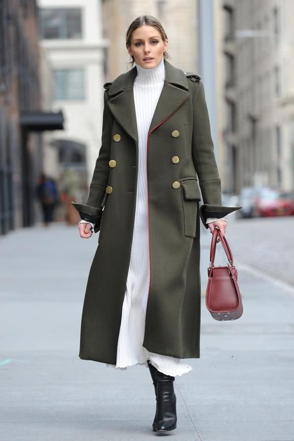 欧美街拍：会打扮的女人穿大衣都会选这4种内搭，美得高级还显气质