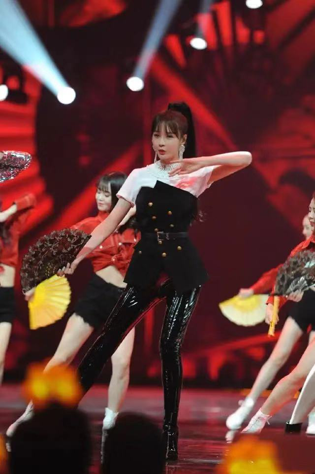 美女沈梦辰穿西服搭配黑色皮裤,意外穿出高级感