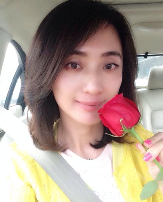 许亚军携小12岁娇妻出游近照,四任老婆是演员,儿子超爱搞笑