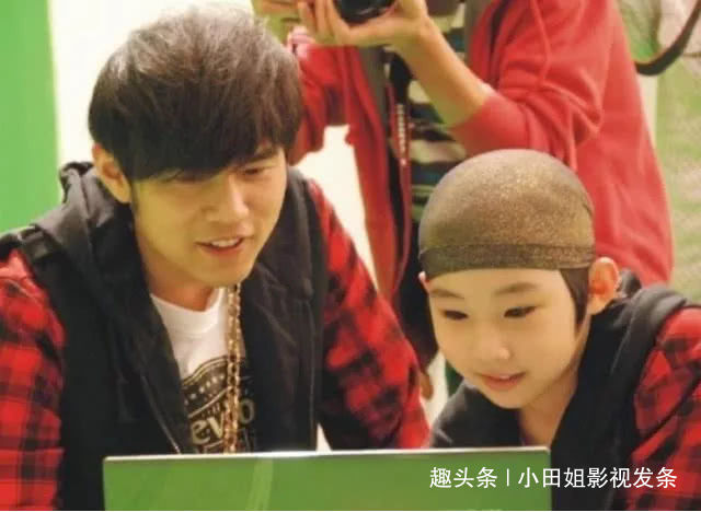 他9岁与周杰伦登春晚一炮而红，为捞钱不上学，今20岁让人唏嘘