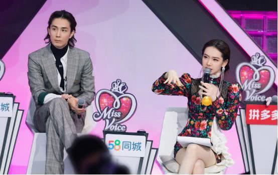 美女戚薇为了美也是拼了，穿印花裙录节目，裙子都短到胯骨边了