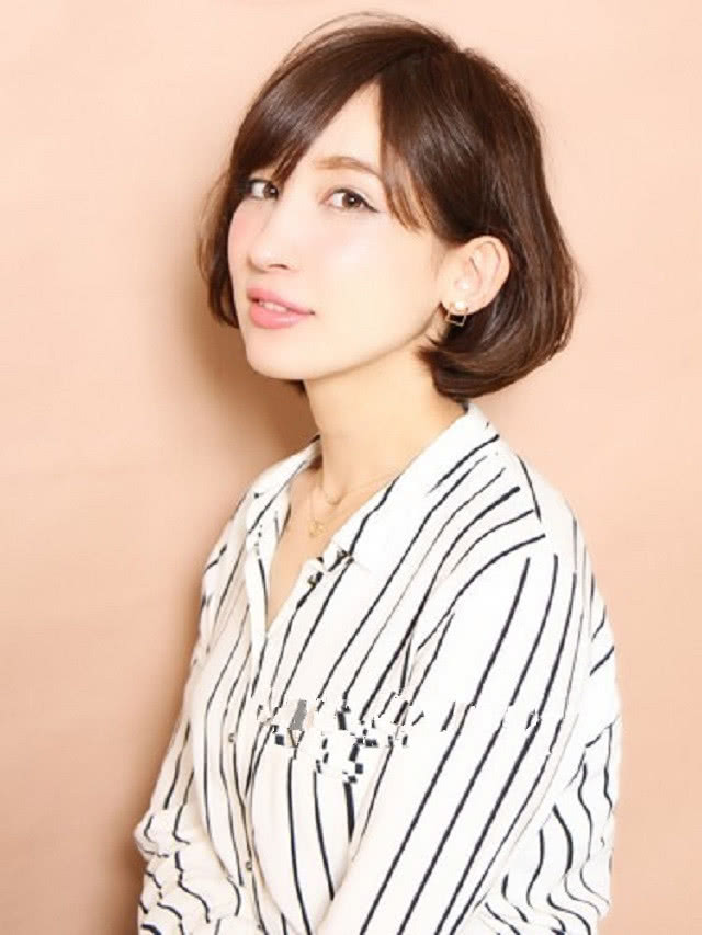 “空气刘海”失宠了，现在流行“法式刘海”，无论长发短发都适合