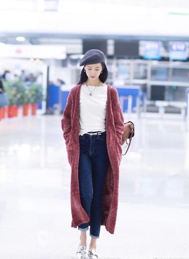 美女校花陈都灵机场街拍:穿长款开衫配牛仔裤,贝雷帽时尚洋气