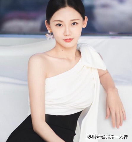 冯小刚亲自挑选的“芳华三美”,如今前两位大红大紫,为何她已经杳无音信?