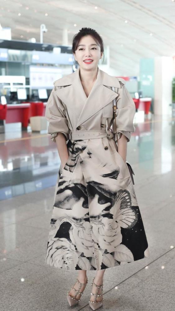 40岁秦岚美成“人间芭比”，一条渐变裙穿出婀娜身姿，女人味绝了