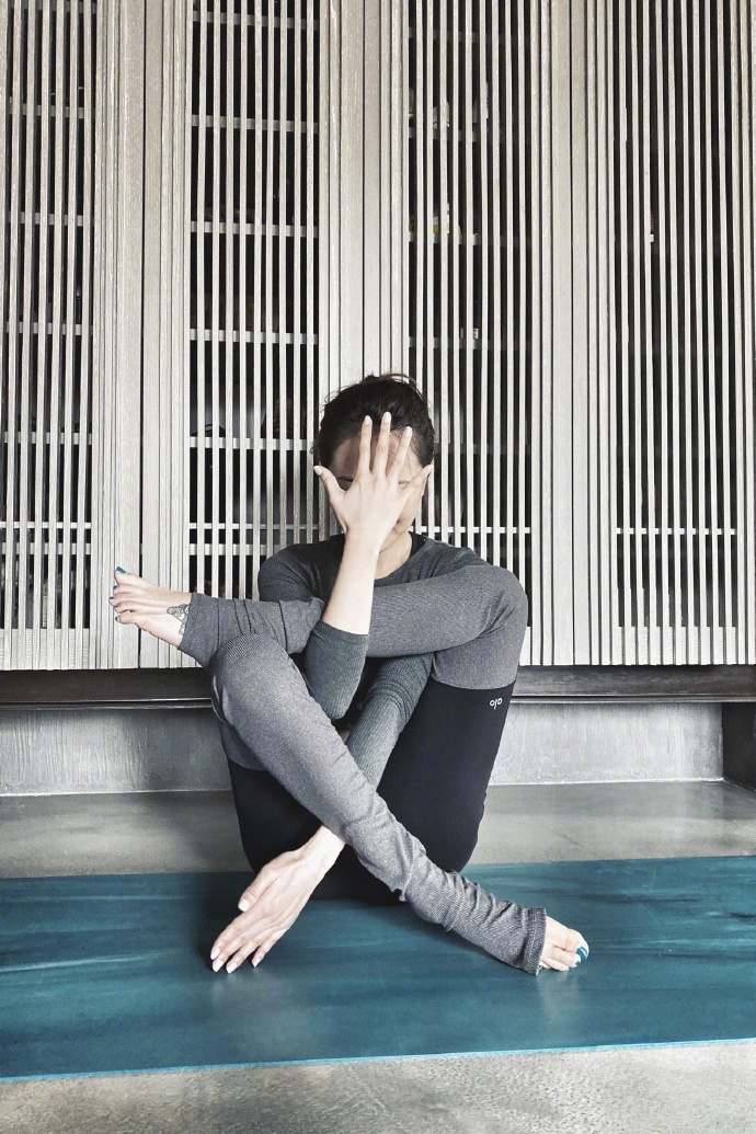 陈赫现妻张子萱挺大肚,前妻许婧晒小蛮腰,倒立尽显好身材?