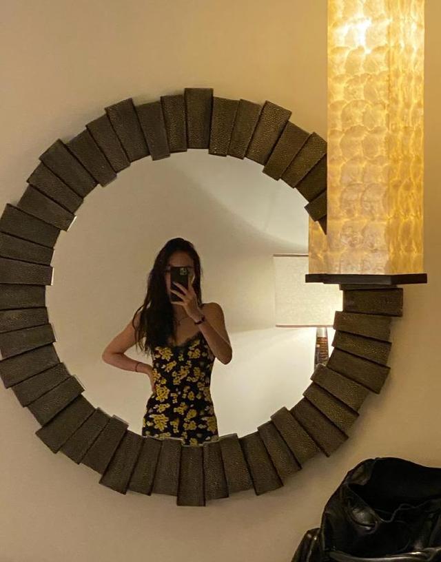 17岁法图麦穿吊带衫大晒月牙纹身,这么成熟的举动妈妈哈文不管?