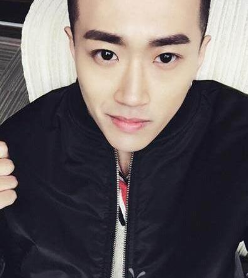 44岁赵海燕全家照,丈夫一水哥胖到认不出,儿子颜值高还是校草