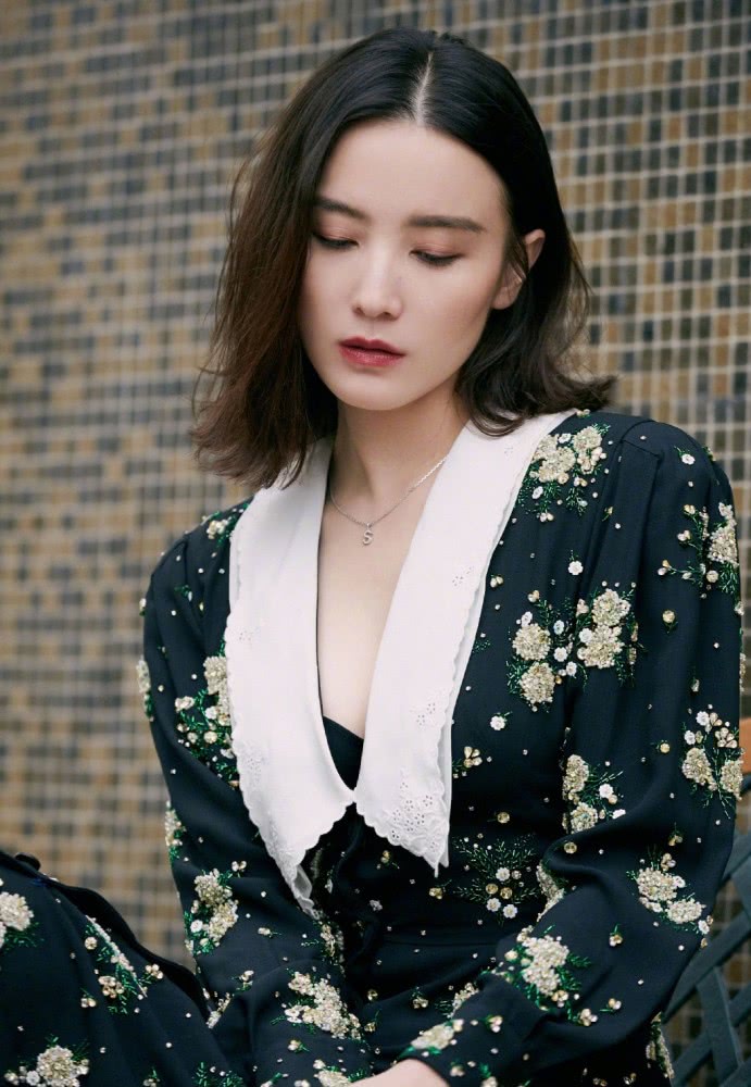 美女宋佳穿V领裙踩细高跟，散发迷人魅力