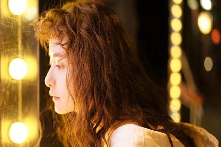 甜美少女的羊毛卷发型图片，增加发亮总有一款适合你