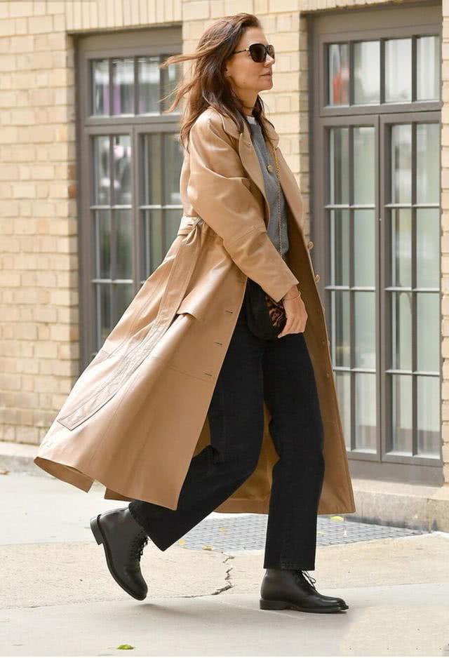 欧美街拍:腿粗的女人试试这3种“吃肉裤”,显瘦还时髦