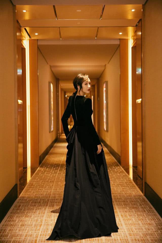 性感美女王鸥黑丝绒高开叉礼服亮相颁奖典礼,大长腿让人羡慕不已