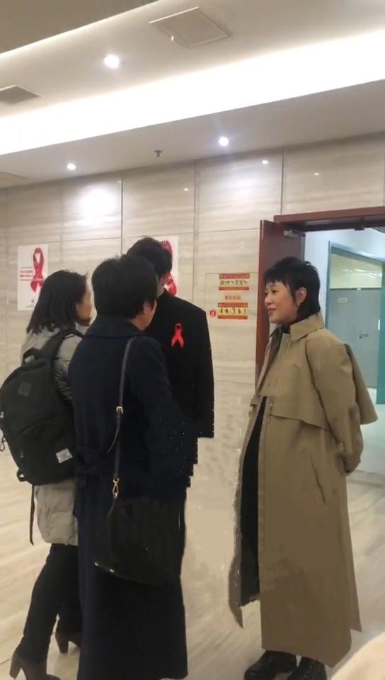 37岁马丽嫁93年小鲜肉后,首度承认怀孕,腹部高高隆起即将卸货