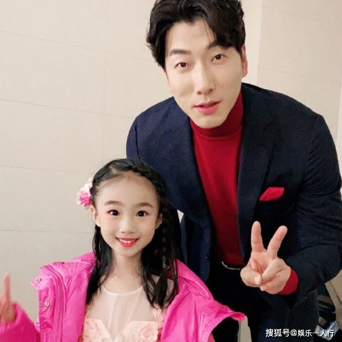 曹颖“女儿”才是整容式长大,小时候与王子两小无猜,近照美成洋娃娃!