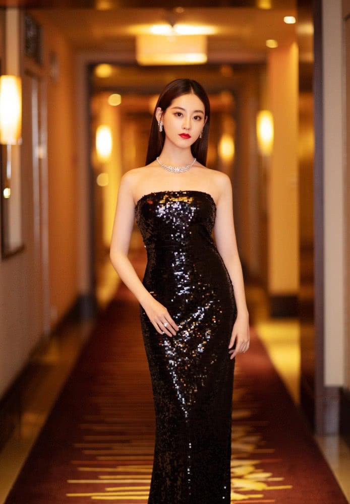 美女祝绪丹穿紧身裤短靴,私服让人眼前一亮