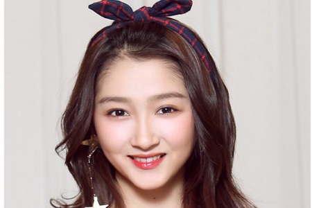 1569742591399659.jpg 关晓彤蝴蝶结扎头发充满少女感,粉嫩发饰助力时尚