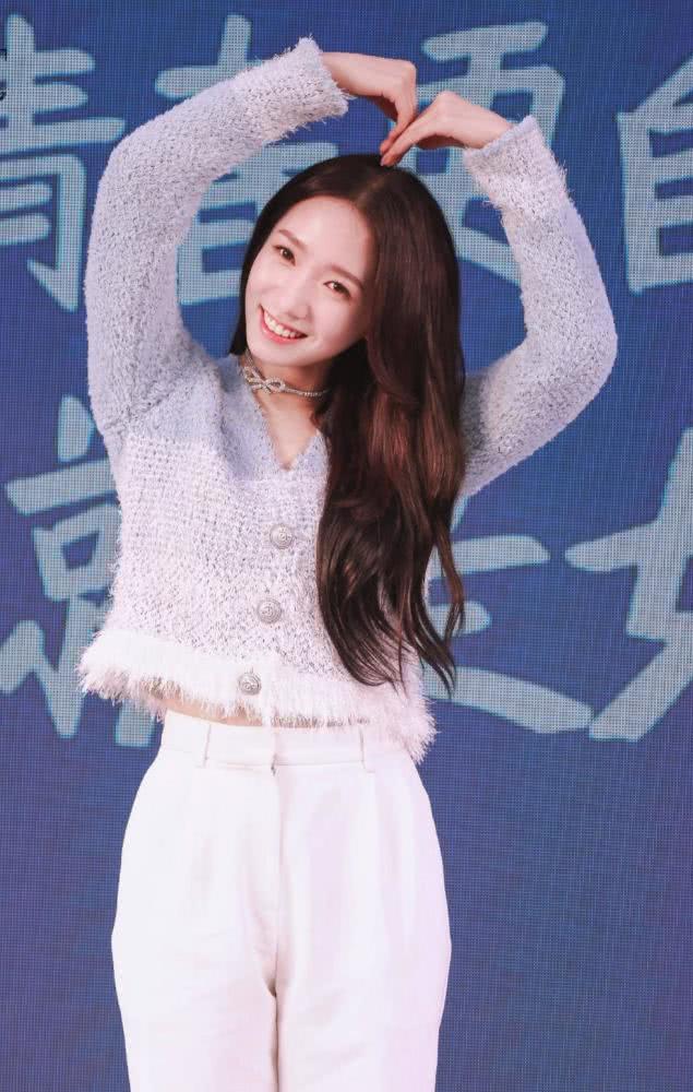 美女孟美岐变甜妹子,水貂绒毛衣配白色裤子,软萌形象惹人爱