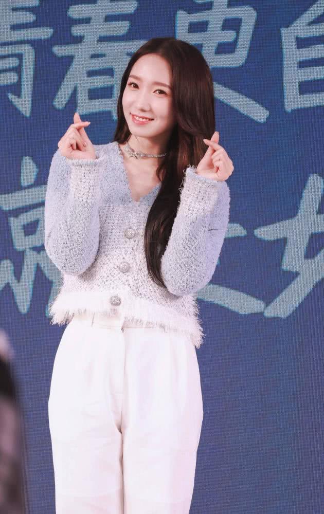 美女孟美岐变甜妹子,水貂绒毛衣配白色裤子,软萌形象惹人爱