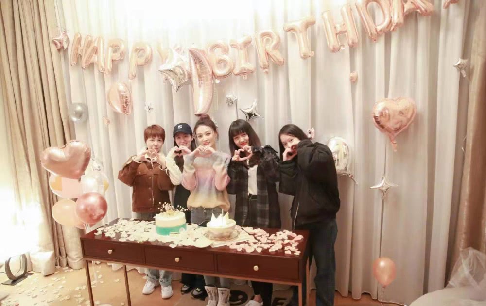 美女徐璐生日晒美照,渐变色毛衣搭配丸子头,越发少女范儿