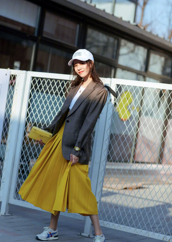 宋妍霏全黑穿衣配小白鞋，红挎包成最大亮点