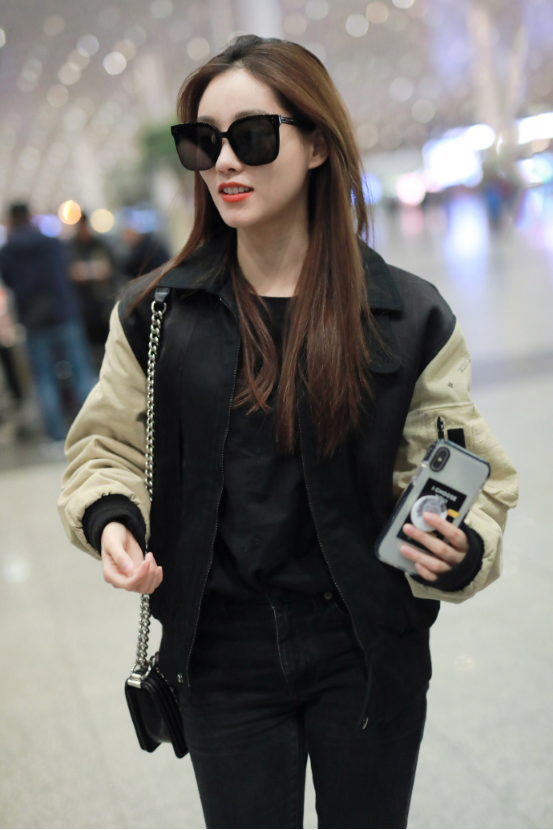 美女祝绪丹穿黑色抹胸礼服太性感,被这身造型惊艳到了