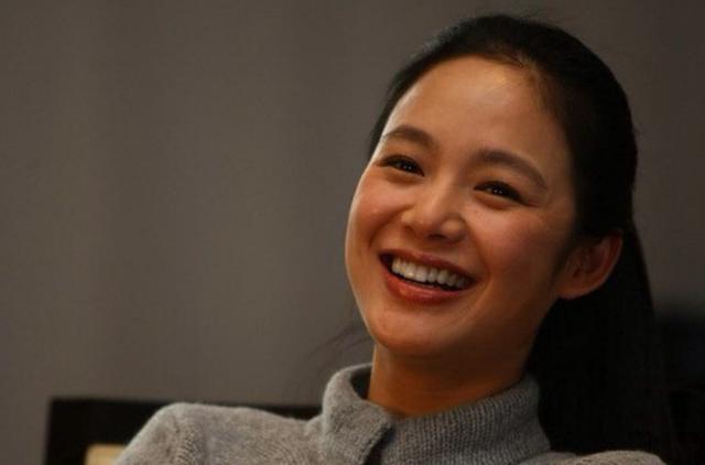 她出身富豪,因戏生情嫁给大自己16岁的姜文,如今已是3娃的妈